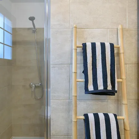 Ca Esmeralda, Volcan Y Lava Nyaraló *