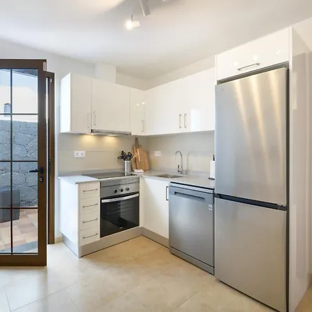 Ca Esmeralda, Volcan Y Lava Nyaraló