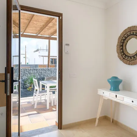 Ca Esmeralda, Volcan Y Lava