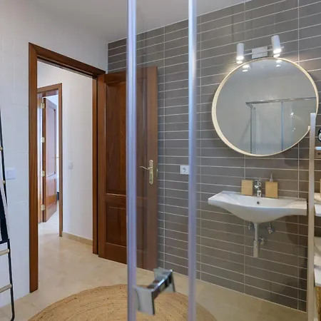 Ca Esmeralda, Volcan Y Lava Nyaraló