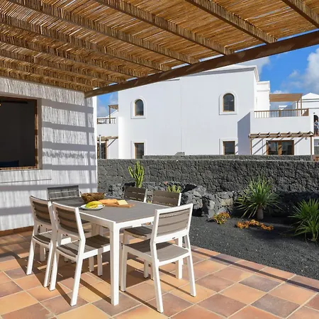 Ca Esmeralda, Volcan Y Lava Nyaraló *