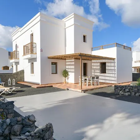 Ca Esmeralda, Volcan Y Lava Nyaraló